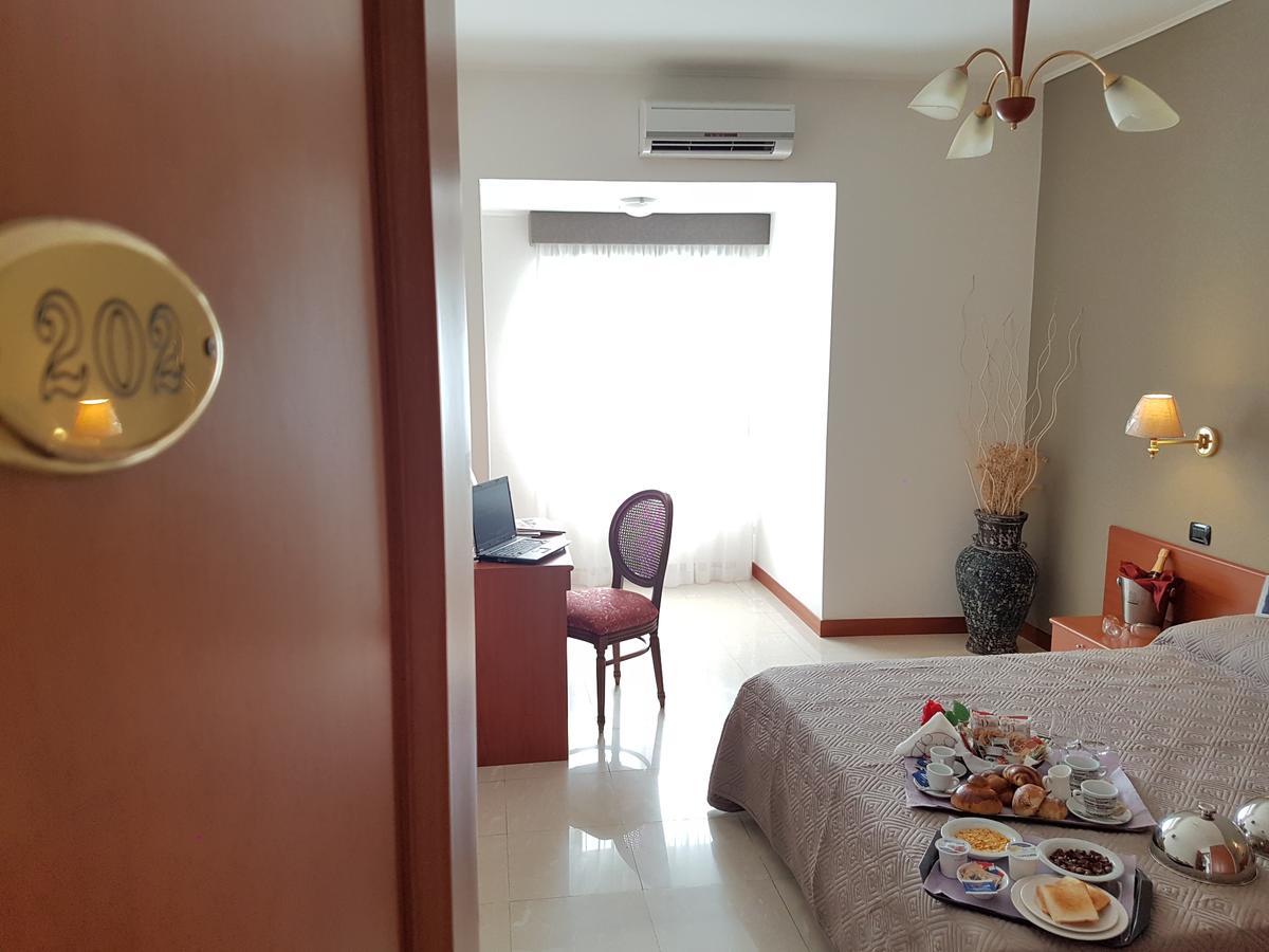 Hotel Joy Castel Volturno Buitenkant foto