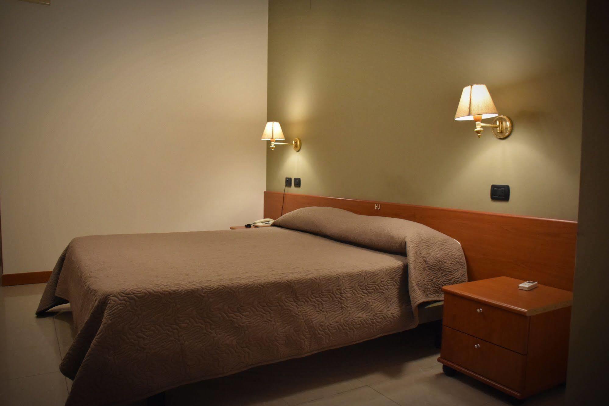 Hotel Joy Castel Volturno Buitenkant foto